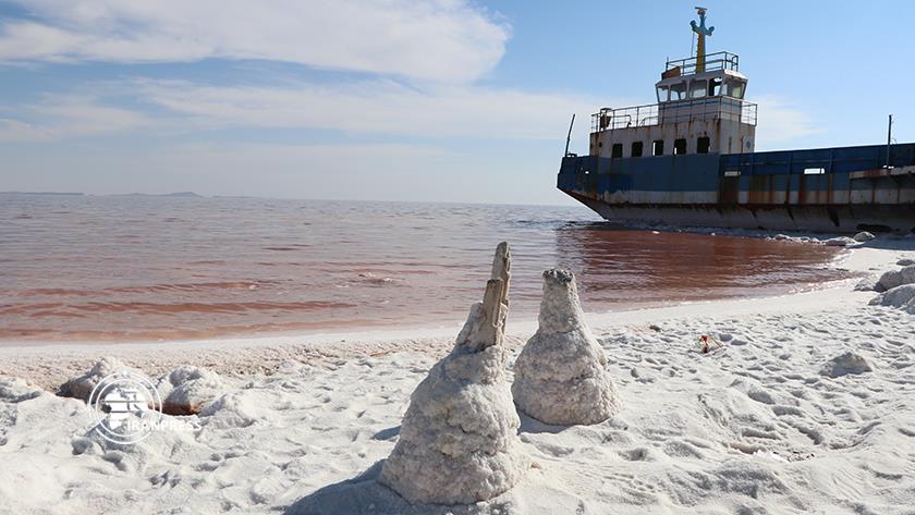 Iranpress: Lake Urmia, tourism jewel of West Azerbaijan turned red