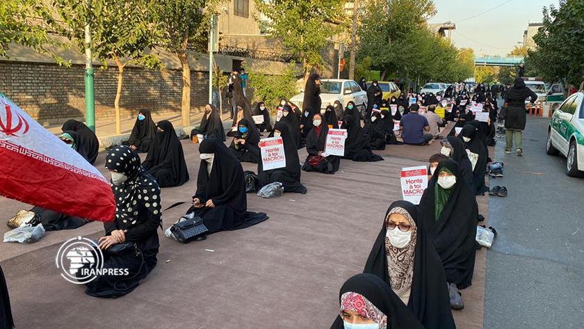 Iranpress: Iranians demonstrate against Macron’s anti-Islam comments