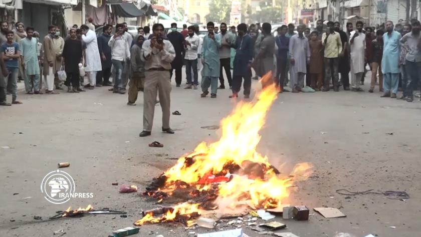 Iranpress: Karachi’s businessmen set French goods on fire