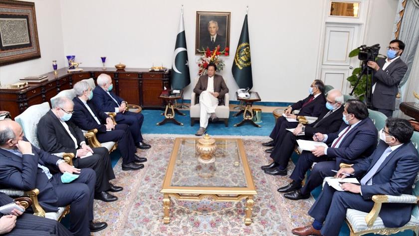 Iranpress: Imran Khan stresses cementing trade relations with Iran