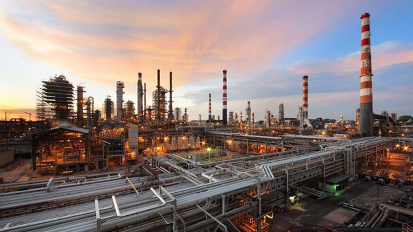 Iranpress: Iran converting 2m b/d of crude oil to petro products
