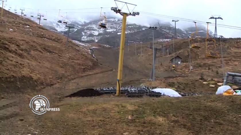 Iranpress: Darbandsar ski resort in Tehran getting ready for winter