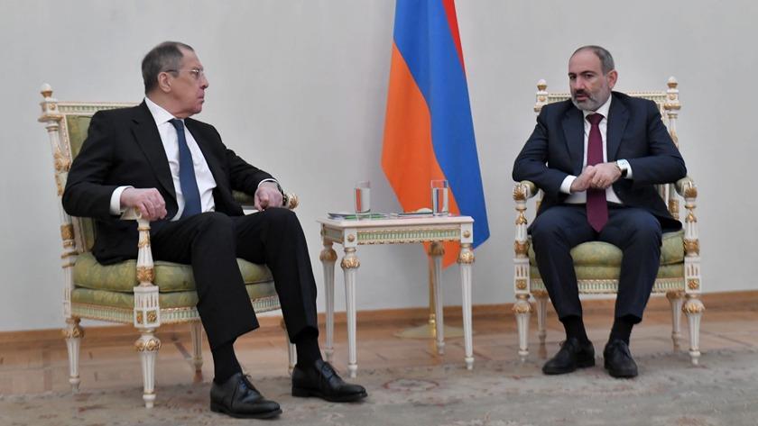 Iranpress: Russian FM meets Armenian PM in Yerevan
