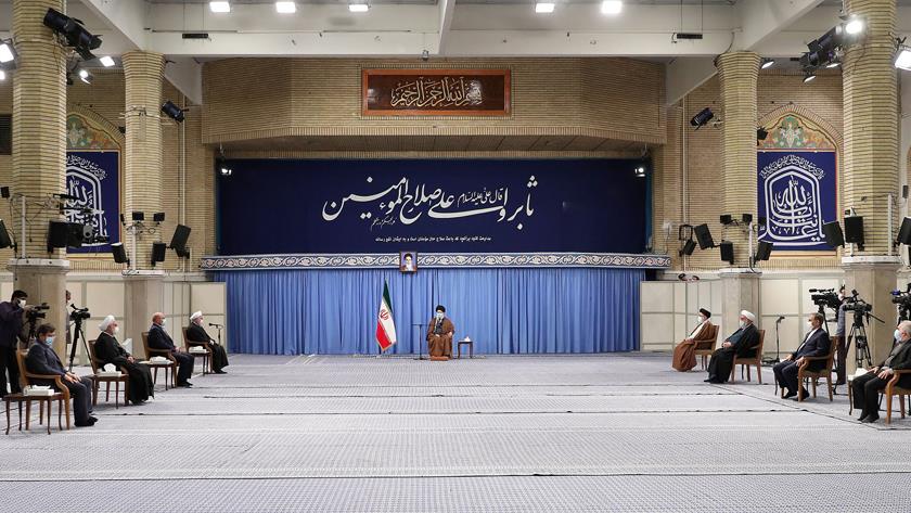 Iranpress: Leader attends session with SCEC members