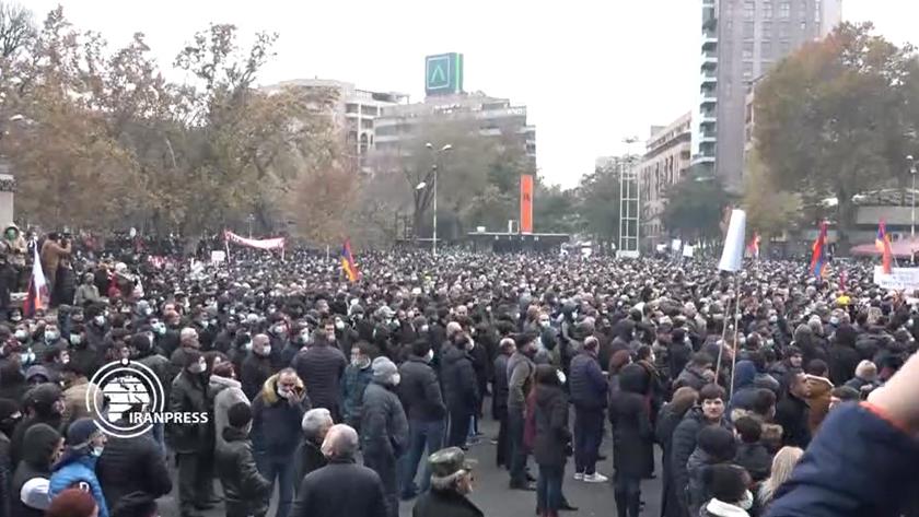 Iranpress: Yerevan: Protests against Armenian PM ongoing 