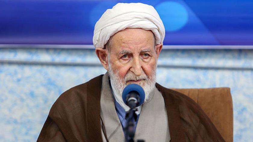 Iranpress: Iran’s senior cleric Yazdi passes away