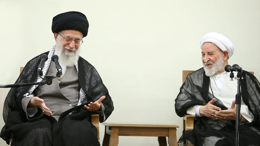 Iranpress: Leader offers condolences on death of Ayatollah Yazdi
