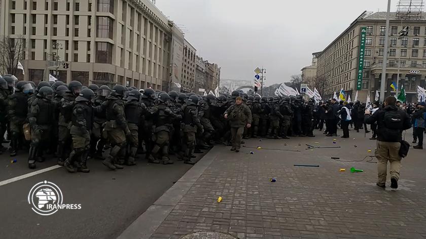 Iranpress: Police clashes with protesters in Kyiv