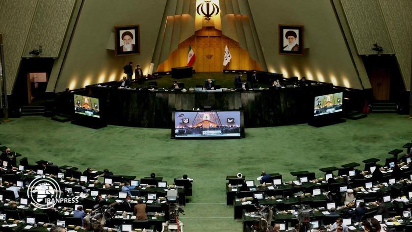 Iranpress: 1400 budget bill on Iranian parliament