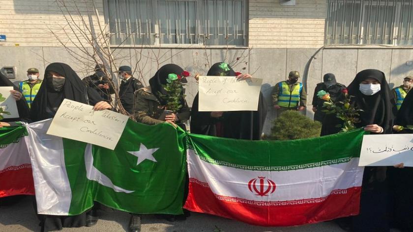 Iranpress: Tehran University students sympathize with Pakistanis