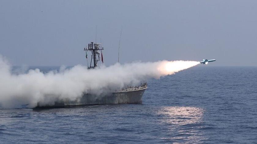 Iranpress: Iran fires torpido by home-made Fateh submarine