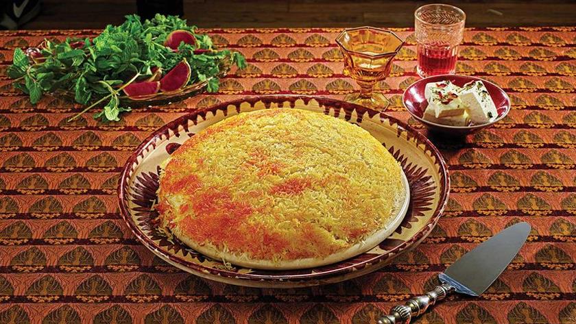 Iranpress: Iranian food: Steamed saffron rice with tahdig 