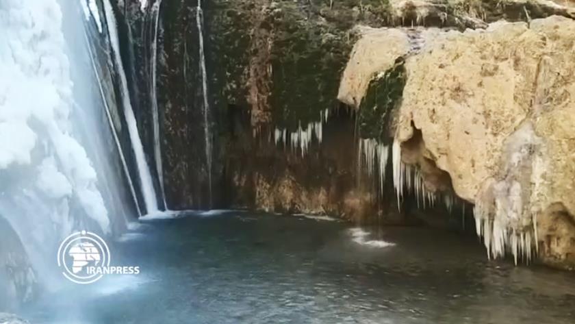 Iranpress: Icy Semirom waterfall, one of scenic beauties of Iran
