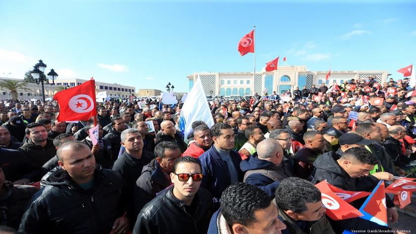 Iranpress: Tunisia: Protests continue as security forces clash with protesters