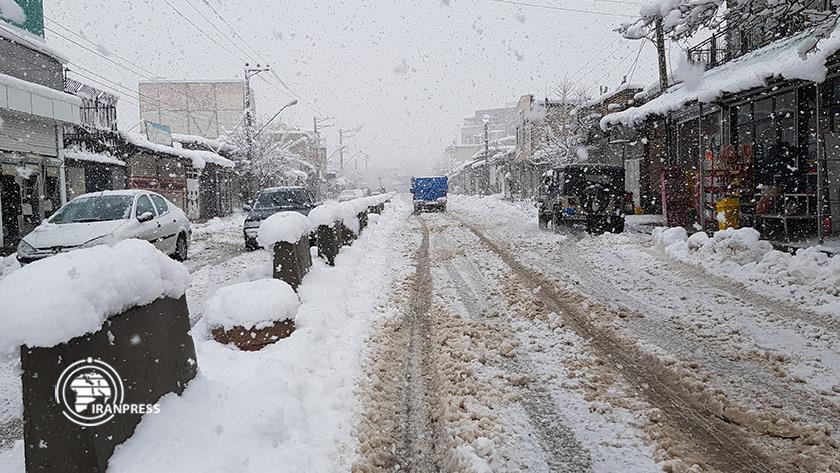 Iranpress: Snowy weather whitened streets of Margavar in ​​Urmia