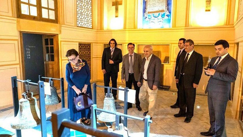 Iranpress: Armenian Economy Minister visits Vanak Church in Isfahan