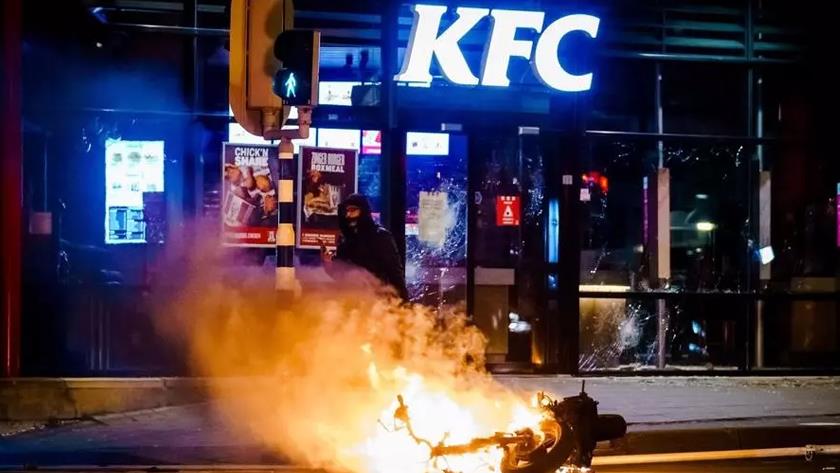 Iranpress: Third night of riots in Netherlands over coronavirus curfew