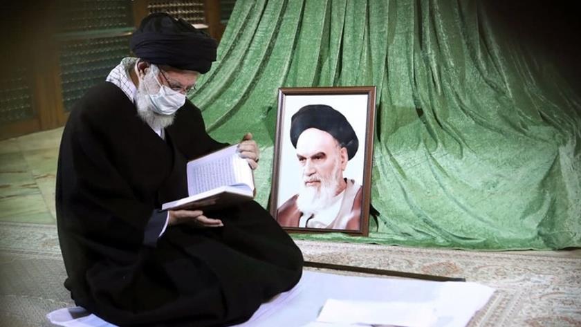 Iranpress: Leader attends Imam Khomeini