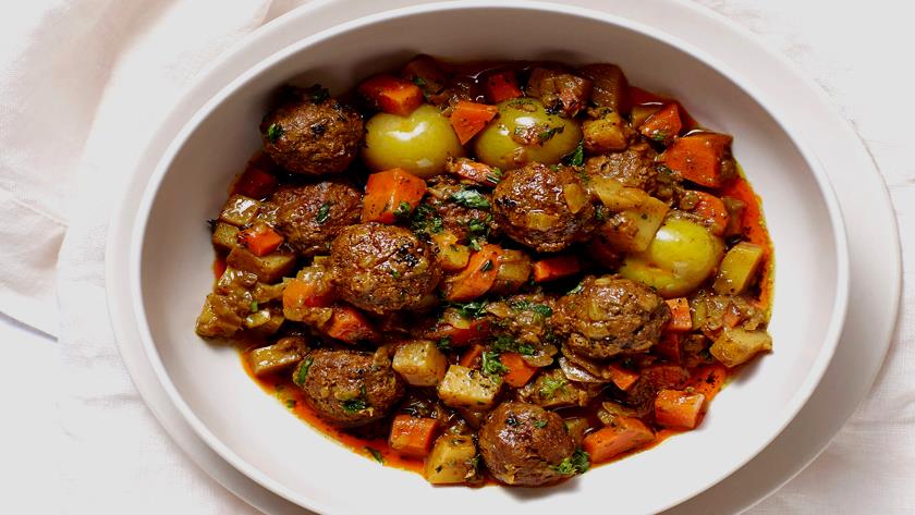 Iranpress: Try lamb meatballs with carrots and potatoes (Koufteh Ghelgheli)