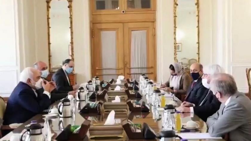 Iranpress: Zarif, Griffiths hold meeting in Tehran
