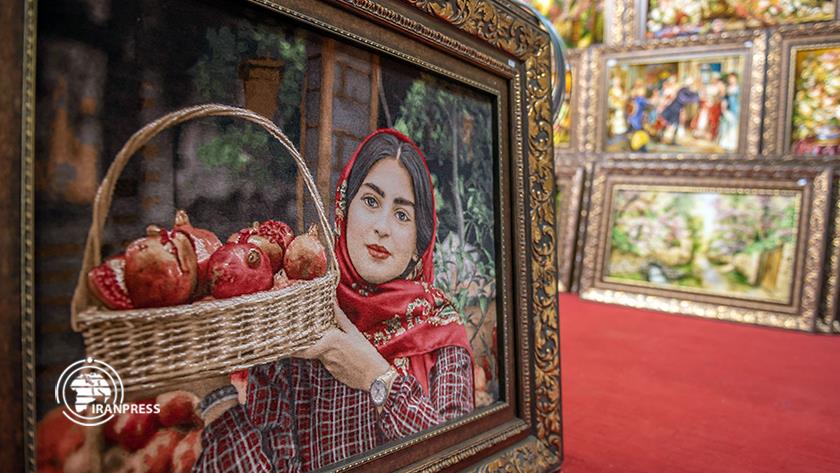 Iranpress: 17th expo of Iranian hand-woven carpet in picture