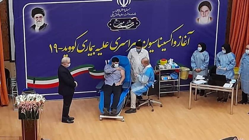 Iranpress: Iran introduces its public vaccination combatting COVID-19