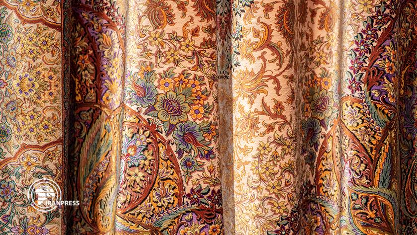 Iranpress: 17th expo of Iranian hand-woven carpet underway in Iran