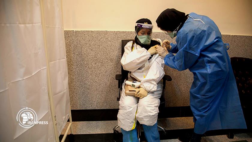 Iranpress: Images of vaccinating healthcare personnel in Kermanshah