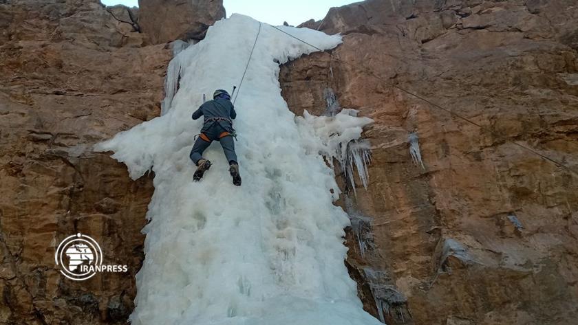 Iranpress: Climbing frozen Eskandar Waterfall in Iran