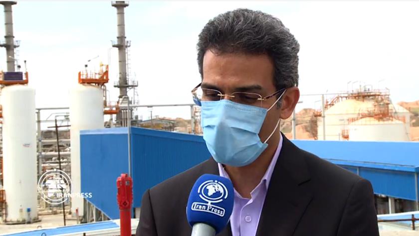 Iranpress: Azar Oil field operates amid severe sanctions: Official