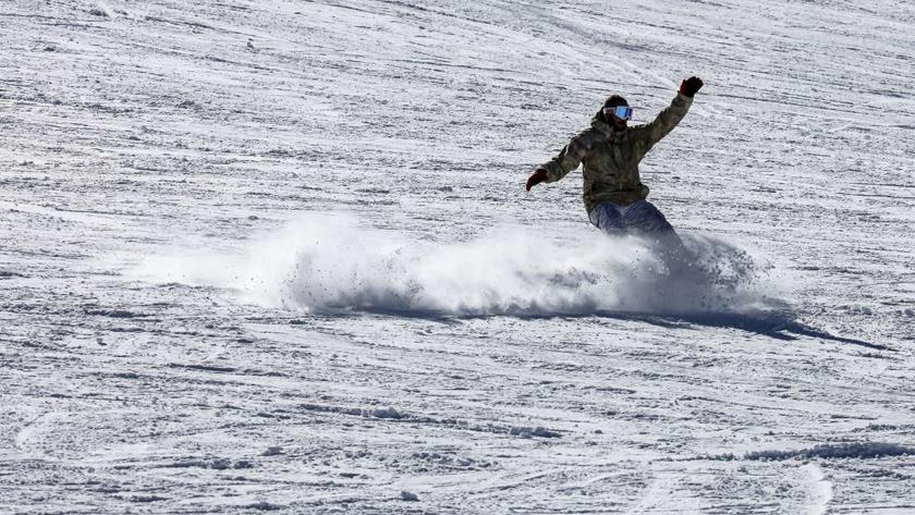 Iranpress: Tochal ski resort in Tehran, an international destination for tourists, skiers