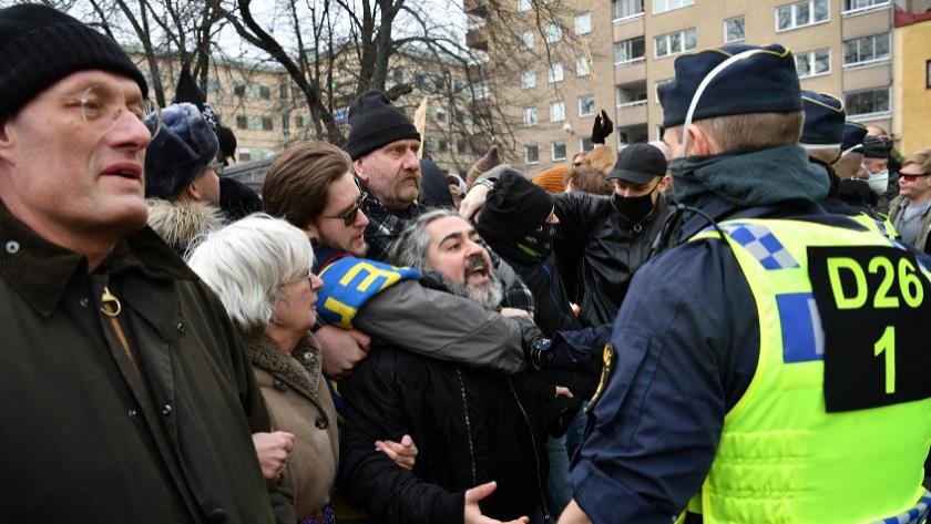 Iranpress: Swedish police break up coronavirus demonstration in Stockholm