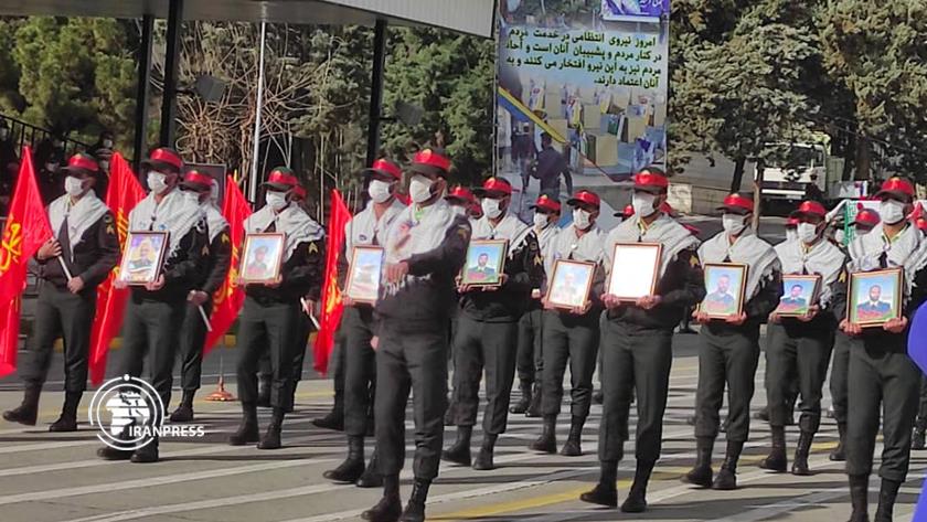 Iranpress: Police graduates hold maneuver in Tehran