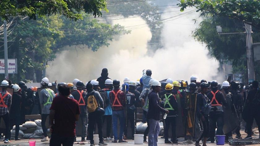 Iranpress: Myanmar: 8 people killed as protesters continue to defy night curfew