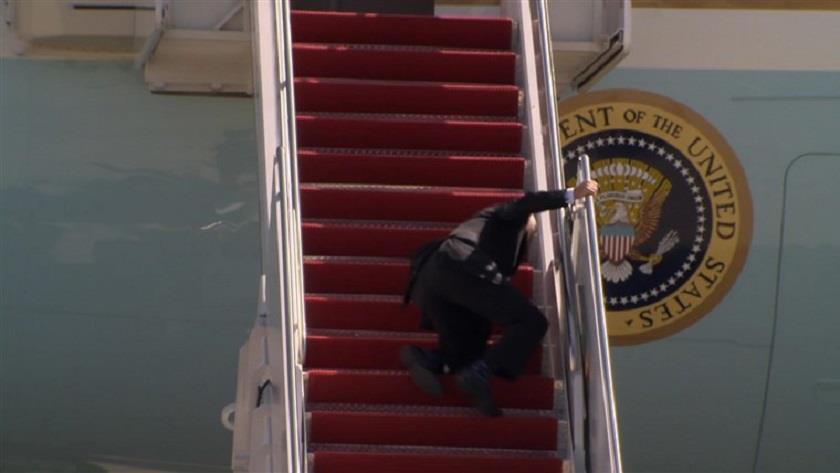 Iranpress: Biden falls three times on stairs of Air force one