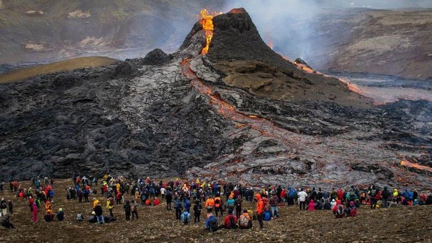 Iranpress: Icelanders see the volcano from the nearest distance 