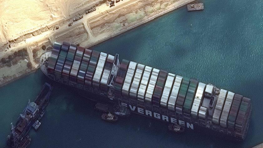 Iranpress: Ship blocking Suez Canal moves slightly, unclear when it will refloat