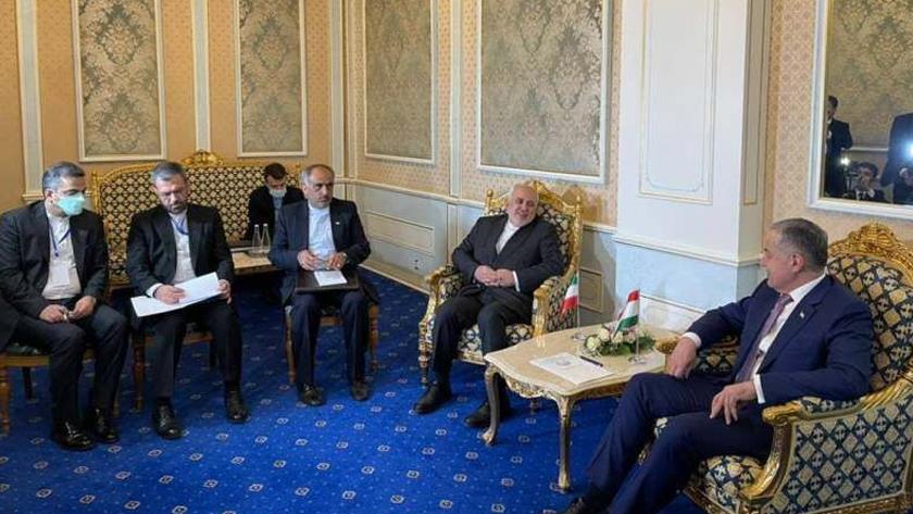 Iranpress: Zarif discusses expansion of ties with Indian and Tajik FMs