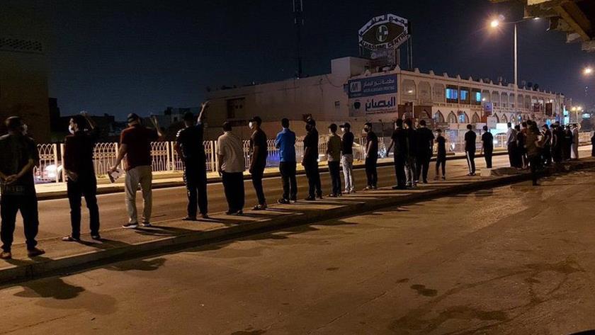 Iranpress: People of Bahrain form human chain to release political inmates