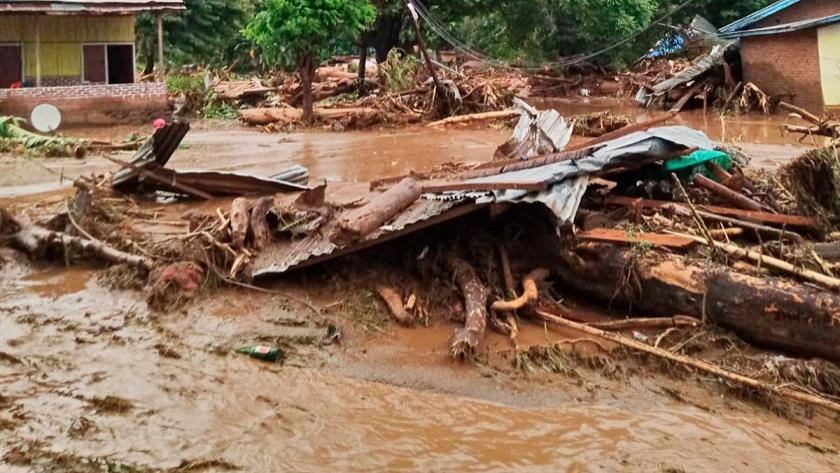 Iranpress: Indonesia landslides, floods kill 50 people; hundreds missing