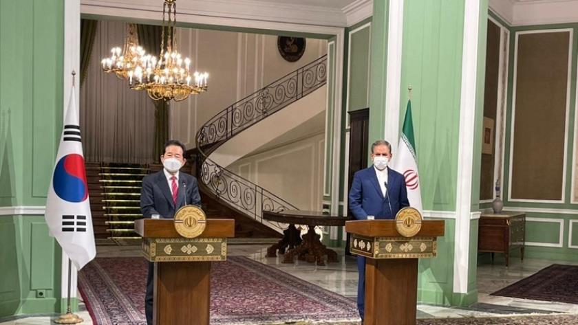 Iranpress: Iran, S.Korea to empower bilateral cooperation to pass coronavirus pandemic