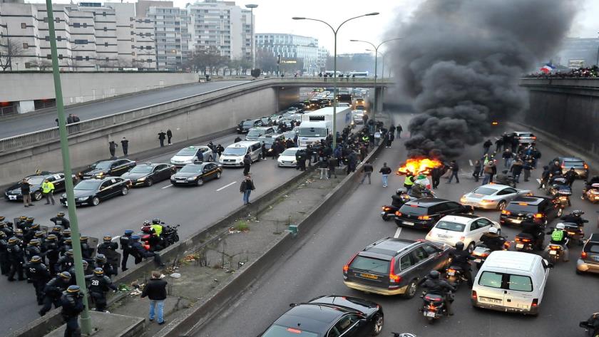 Iranpress: French taxis protest at France-Switzerland border
