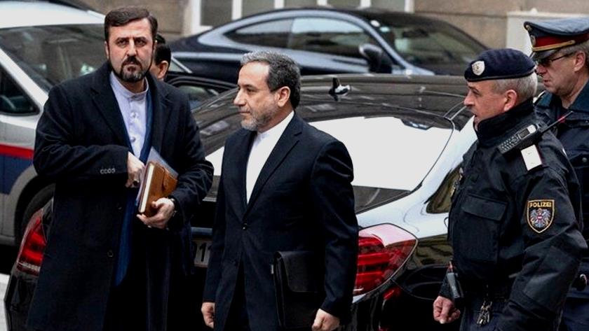 Iranpress: Iranian negotiators arrive in Vienna