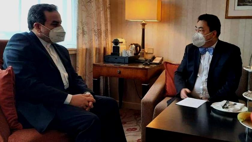 Iranpress: Araghchi meets Chinese diplomat in Vienna to talk on Iran