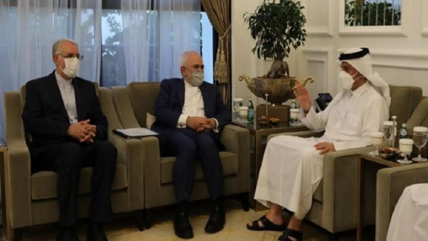 Iranpress: Zarif, Qatari FM discuss expansion of bilateral relations