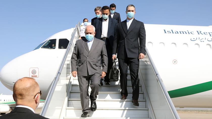 Iranpress: FM Zarif arrives in Baghdad