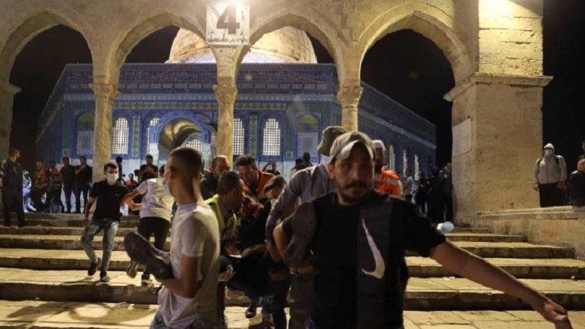 Iranpress: Israeli forces arrest Palestinians in Jerusalem al Quds
