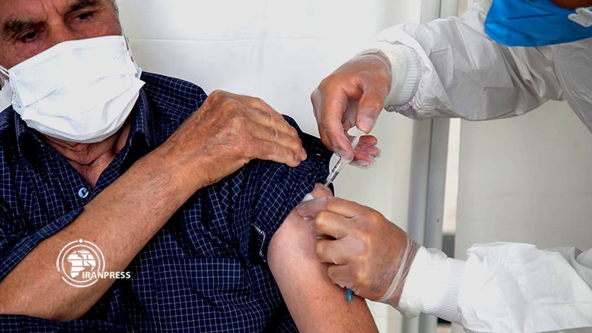 Iranpress: Elderly above 80 vaccinated in Western Iran