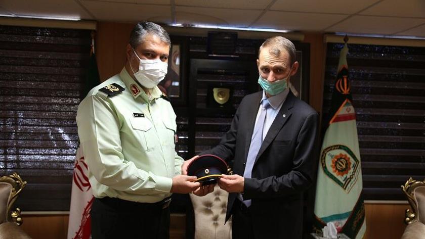 Iranpress: Iran, Russia police to boost ties in fighting drug trafficking