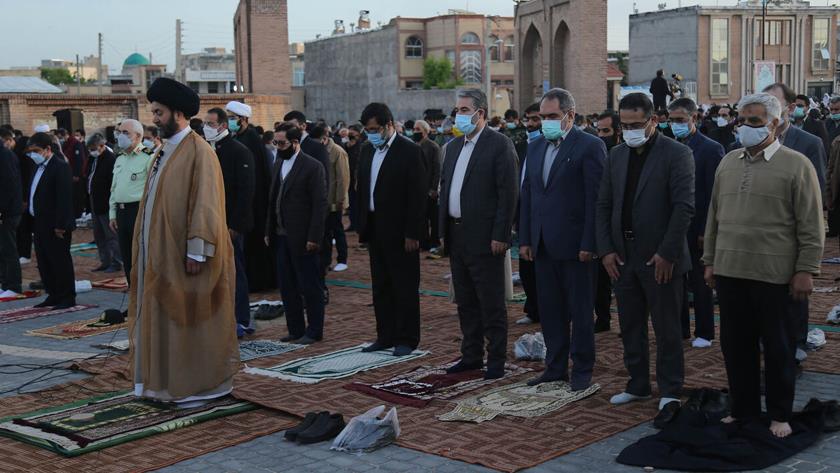 Iranpress: Iranians perform Eid al-Fitr prayer across country 